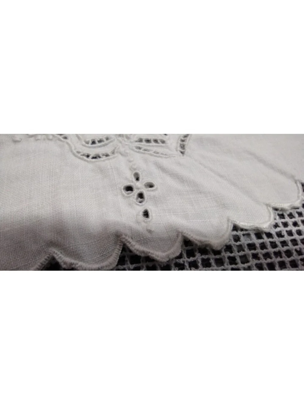 Vintage 9.5 Round Circle White Placemat Linen Bow Eyelet Fine Cotton Scalloped